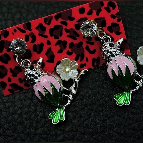 🩷 Betsey Johnson New stunning hummingbird bird on a branch earrings 🩷 - Picture 1 of 5
